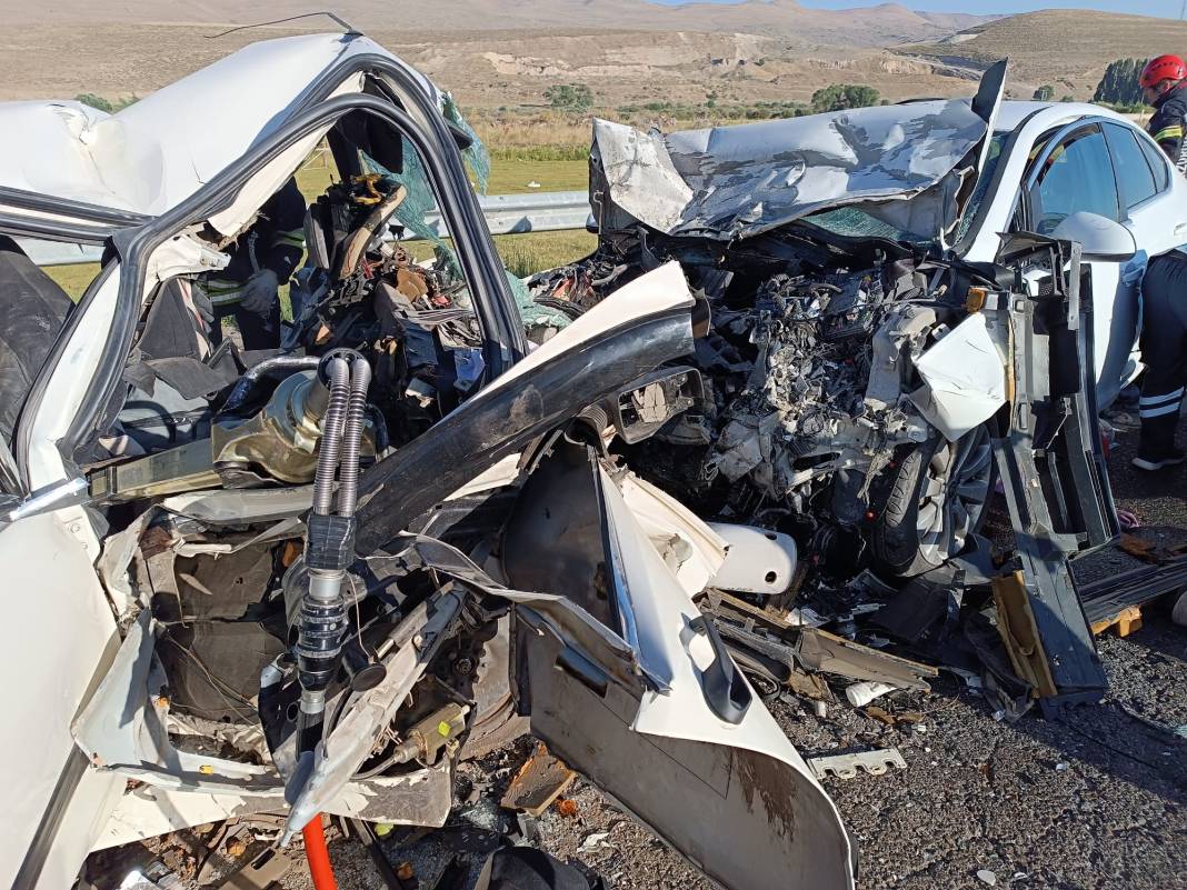 Demir yığınına dönen otomobillerden acı çıktı: 4 ölü, 4 yaralı 3